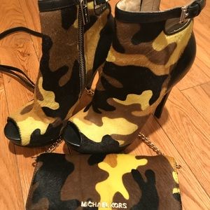 Michael Kors Fatigues print peep toes & crossbody!